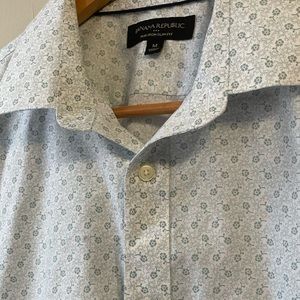 Banana Republic, Size Medium, white with a pattern that is a light soft green.